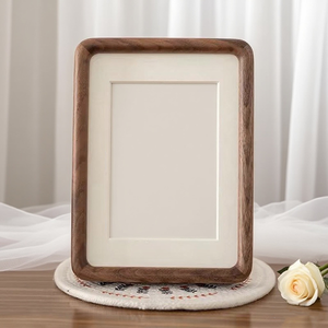 Cadre photo en bois de haute qualité pour les souvenirs de mariage et les photos de famille, avec surface polie et lisse, disponible à la vente - Product Image 1