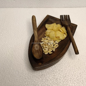 Plateau en bois durable et écologique Conception unique de bateau à rames avec fourchette et cuillère pour servir des collations à salade et du fromage pour les fêtes - Product Image 3