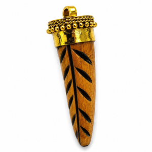 Colgante Artesanal de Cuerno de Búfalo Pulido Ecológico Hecho a Mano, con Diseño Curvo de Colmillo, Tono Dorado, Temática de Amor, Pieza de Arte Coleccionable - Product Image 3
