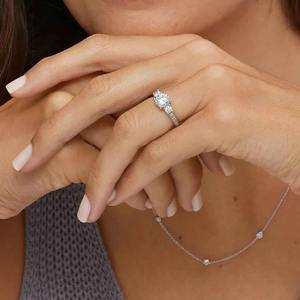 Bague de Mariage Classique de Qualité Supérieure, Coupe Princesse, Trois Pierres, pour Mariages, Fêtes et Élégance Quotidienne, Disponible au Meilleur Prix - Product Image 1