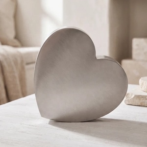 Urna Conmemorativa en Forma de Corazón de Metal Plateado con Acabado Satinado Suave para Guardar Cenizas de Seres Queridos - Product Image 5
