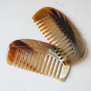 Peine de Cuerno de Vaca Hecho a Mano de Alta Calidad con Dientes Anchos Finos, Ecológico, de Forma Natural, para el Cuidado del Cabello y Decoración Moderna del Hogar - Product Image 3