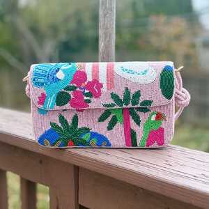 Bolso de mano tropical con cuentas: Bolso de verano rosa hecho a mano con diseño de loro y sombrero - Product Image 1