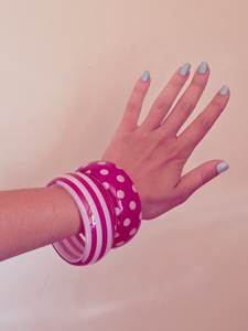 กำไลข้อมือเรซิ่นลายจุดสีชมพูร้อนและสีขาวสำหรับผู้หญิง กำไลข้อมือแบบหนา เงางาม แฟชั่นเครื่องประดับอะคริลิค - Product Image 4