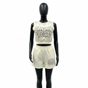 Ensemble court sans manches 100 % coton pour femme, en molleton épais crème, coupe décontractée, avec logo imprimé en relief, style streetwear personnalisé - Product Image 3