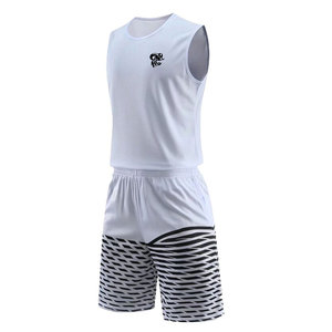 Uniformes de baloncesto personalizables disponibles para pedidos al por mayor. Varios tamaños, colores y estilos para combinar con las preferencias del equipo y del jugador. - Product Image 1