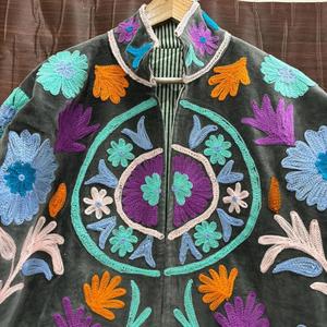Chaqueta de terciopelo bordada con motivos florales bohemios para mujer, abrigo étnico vintage de gran tamaño con apliques de ganchillo hechos a mano. - Product Image 2
