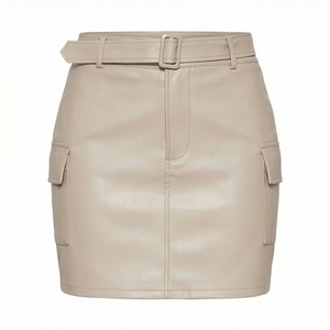 Jupe courte en similicuir taille haute pour femme avec ceinture, poches cargo, couleur unie, coupe ajustée, style toutes saisons - Product Image 1