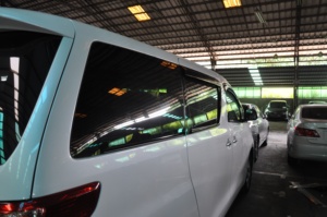 แผ่นบังแดดหน้าต่างรถยนต์ วัสดุ PMMA  100% ตรงรุ่น ยี่ห้อ HIC สีรมควัน สำหรับ TOYOTA Alphard/Toyota Vellfire ปี 2008~2014 - Product Image 3