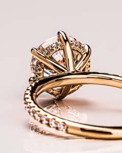 Bague de fiançailles unisexe de luxe en or massif 14 carats avec diamant de laboratoire taillé, halo dissimulé et pavé, certifiée IGI, solitaire - Product Image 3