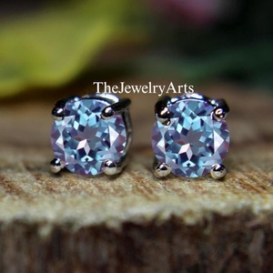 Boucles d'oreilles clous délicates de 6 mm, Alexandrite ronde changeante de couleur violet et vert, en argent 925, cadeau de mariage pour femme - Product Image 5
