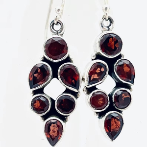 Boucles d'oreilles pendantes en argent sterling motif feuille de grenat, bijoux vintage élégants en pierres précieuses, cadeau fait main pour femme, mariage, fête - Product Image 1