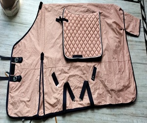 Couverture de selle intégrée pour cheval avec 4 sangles de fixation et doubles fermetures poitrine pour l'entraînement extérieur toutes saisons, fabriquée en Inde - Product Image 5
