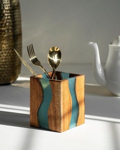 Repose-cuillère en bois fait main ILAHI avec incrustation de résine turquoise, provenant de l'Uttar Pradesh, lavage à la main uniquement, pour le rangement des ustensiles de cuisine - Product Image 1