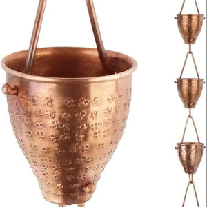 Chaîne de pluie en cuivre martelé, collecteur d'eau traditionnel pour gouttière de jardin suspendue - Product Image 1