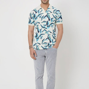 Polo de Diseño para Hombre de Alta Calidad, Sublimado, Blanco con Patrón Bordado y Cuello a Rayas Rojo y Verde, Estilo Casual - Product Image 1