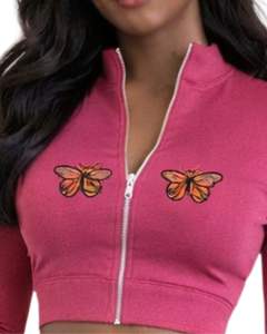 Ensemble de yoga deux pièces rose pour femme : haut court zippé et pantalon évasé taille haute avec broderie papillon – Tenue de fitness et de gym personnalisable OEM - Product Image 4