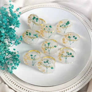 Elegantes Anillos de Servilleta de Resina Hechos a Mano con Patrón Artístico Único para Decoración Moderna de Mesa de Comedor - Product Image 1