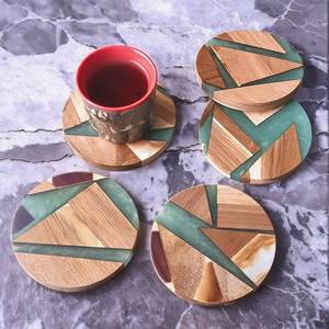 Sous-verres ronds en bois brut rustique avec incrustation de résine verte, design moderne, résistants à la chaleur, épaisseur 6 mm, lot de sous-verres - Product Image 1