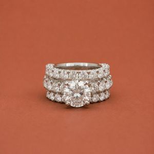 Anillo de compromiso clásico con diamante moissanita redondo en engaste de plata S925 para mujer - Product Image 1