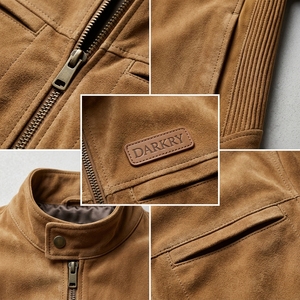 เสื้อแจ็คเก็ตคาเฟ่เรเซอร์หนังกลับสีแทนสำหรับผู้ชาย คอตั้งแบบมีกระดุม  แผงข้างแบบริบ กระเป๋าหน้าติดกระดุม  ผู้ผลิตเสื้อผ้าขายส่ง - Product Image 6