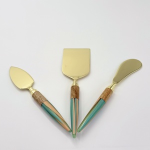 Elegante Juego de Cuchillos para Queso con Mangos de Resina y Hojas de Acero Inoxidable Doradas para Cortar, Rebanar y una Presentación con Estilo en la Mesa - Product Image 3