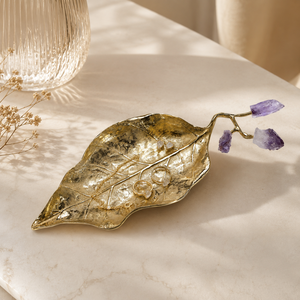 Bandeja con diseño de hoja de amatista en crecimiento, con un elegante acabado dorado y detalles de cristal púrpura natural, perfecta para la decoración del hogar. - Product Image 2
