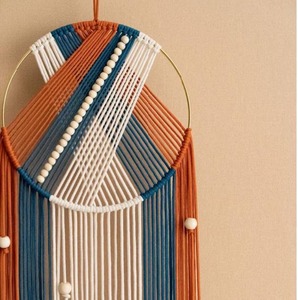 Atrapasueños decorativo multicolor redondo de macramé para colgar en la pared con cuentas de madera para un interior acogedor y para regalar, procedente de la India. - Product Image 6