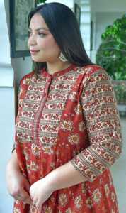 Colección de Kurtis Anarkali con Estampado Floral y Kurtis Cortos de Algodón en Azul y Marrón con Cuello Mandarín y Manga Tres Cuartos para Mujer - Product Image 6