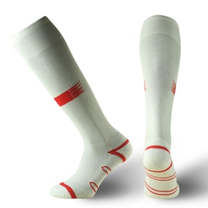 Calcetines de fútbol profesionales con diseño ligero y acolchado para entrenamiento de campeones y uso en deportes competitivos - Product Image 2
