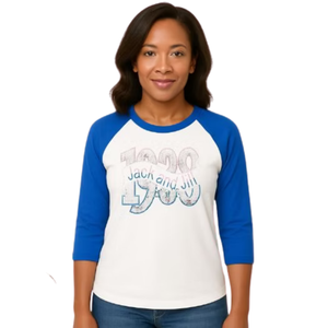 Camiseta de Béisbol para Mujer, Blanca y Azul, con Logotipo Redondo Brillante, Manga Raglán Tres Cuartos, Estilo Casual - Product Image 1
