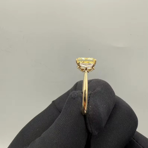 แหวนเพชรทรงสี่เหลี่ยมคางหมูสีเหลืองสดใส 4.02 กะรัต เพชรเพาะเลี้ยงในห้องปฏิบัติการ รับรองโดย IGI แหวนทองคำสุดหรู ของขวัญสำหรับเจ้าสาว - Product Image 3