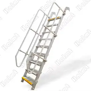 Perancah tangga miring dengan pegangan pengaman dipasang di dinding tangga lurus