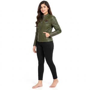 Chaqueta de cuero para mujer de alta calidad, diseñada con material duradero y ajuste cómodo, con acabado suave y costuras impecables. - Product Image 4