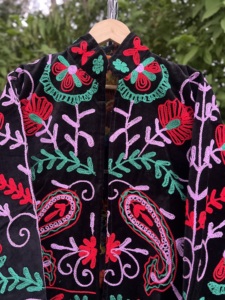 เสื้อแจ็คเก็ตบอมเบอร์ผ้ากำมะหยี่ปักลายดอกไม้ งานแฮนด์เมดสำหรับผู้หญิง สไตล์โบฮีเมียน แขนสามส่วน หรูหรา สำหรับฤดูใบไม้ร่วง - Product Image 4