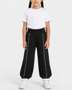 Conjunto Deportivo para Niñas, Sudadera con Capucha Extra Grande y Pantalones Deportivos en Color Negro con Líneas en Contraste, en Algodón Suave, Fabricante OEM - Product Image 6