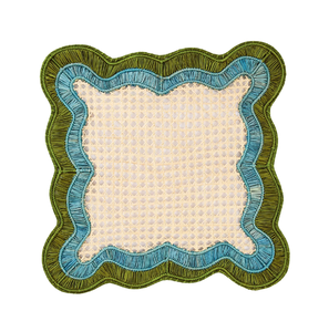 Assiettes de présentation en rotin tressé, sets de table bohèmes en rotin, assiettes de présentation en rotin vert et bleu de forme irrégulière - Product Image 1