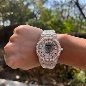 Splendide Montre de Luxe pour Homme avec Diamants Moissanite, Boîtier Argenté, Mouvement Quartz Analogique, Verre Saphir, Fermoir Déployant, 28mm, Étanchéité 10m - Product Image 2