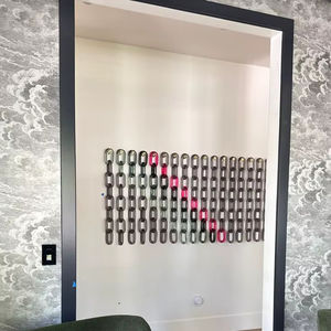 Escultura de arte de cadena de resina montada en la pared, color fucsia ahumado, decoración de bucles entrelazados para aplicación en pasillos interiores. - Product Image 1