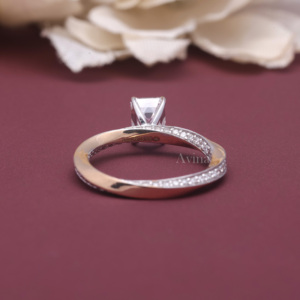 Bague de fiançailles solitaire croisée en argent sterling 925 massif, sertie de diamants de laboratoire taille émeraude certifiés IGI - Product Image 5