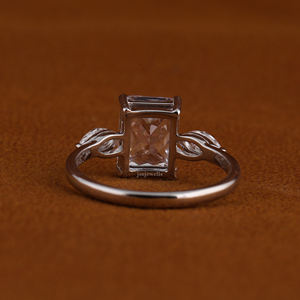 Nuevo Anillo de Compromiso con Diamante Cultivado en Laboratorio con Corte Radiante y Diamantes Laterales en Forma de Pera, Oro Sólido de 14k, Anillo Nupcial Personalizado - Product Image 3