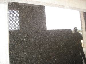 Dalles de pierre naturelle en granit noir nacré de qualité supérieure avec surfaces polies, affûtées, flammées et vieillies pour la décoration intérieure - Product Image 4