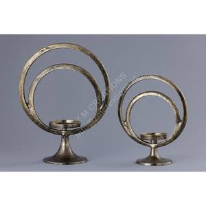 Ensemble de 3 bougeoirs modernes en métal sur pied, tailles personnalisées, grands chandeliers décoratifs vintage faits à la main pour cadeaux de Noël et décoration intérieure - Product Image 3