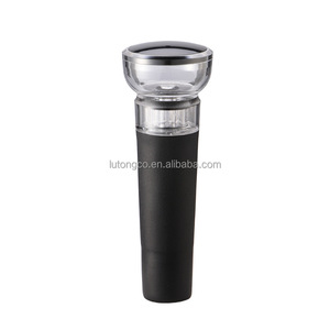 Ensemble cadeau ouvre-bouteille électrique rechargeable USB-C avec verseur, bouchon à vide et coupe-capsule, outil de bar minimaliste sur support noir - Product Image 5