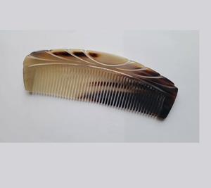 Peine de cuerno natural hecho a mano de primera calidad para desenredar el cabello y como herramienta antiestática para el cuidado del cabello - Product Image 1