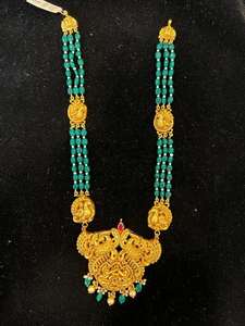 ชุดสร้อยคอยาวแบบโบราณของอินเดีย ทำจากทอง 22K ประดับด้วยไข่มุกและลูกปัดสีเขียว |   ชุดเจ้าสาวลายพิมพ์นกยูง - Product Image 6