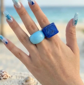Bague de cocktail pour femme en résine avec perles dorées, pierre ovale en résine, design géométrique moderne chrétien pour les occasions de fête et de mariage - Product Image 4