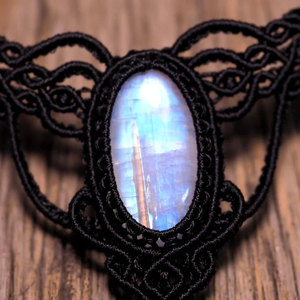 Collier ras du cou en macramé noir avec pierre de lune arc-en-ciel faite à la main, bijoux bohèmes en cristal de guérison, réglable pour femme, cadeau - Product Image 4