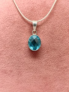 Pendentif en cristal de quartz céleste, collier élégant en pierres précieuses, cadeau de bijoux pour femmes, accessoire de mode unique et étincelant - Product Image 1