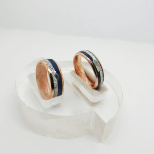 Anelli <span class=keywords><strong>di</strong></span> coppia in tungsteno oro rosa con lapislazzuli e texture meteorite, fedi nuziali abbinate da 6mm e 8mm, gioielli <span class=keywords><strong>di</strong></span> coppia all'ingrosso - Product Image 4